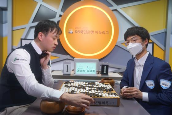 괴물 신인의 첫승은 '결승점'